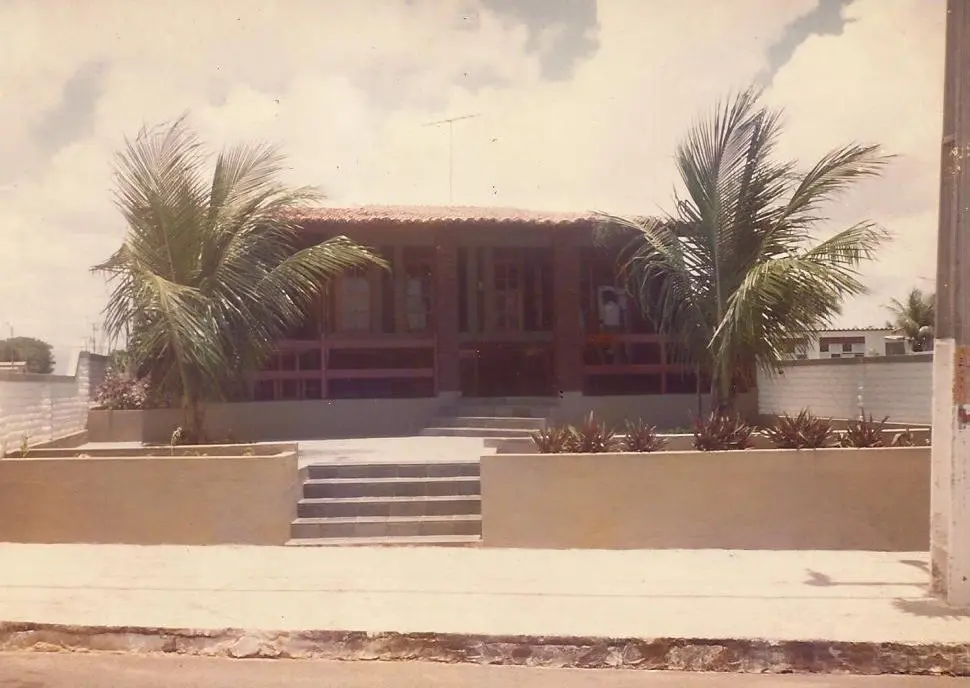 Registro histórico da abertura do Camarões Restaurante em 1989