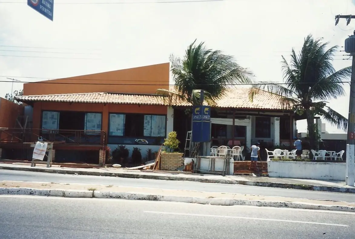Cozinha profissional do Camarões em plena operação em 1998